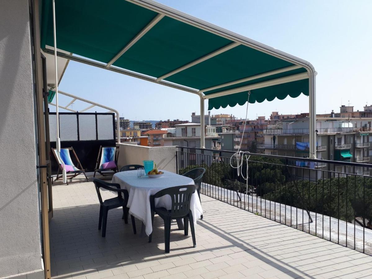 דירות Attico Trilocale Con Solarium A בורגטו סנטו ספיריטו מראה חיצוני תמונה